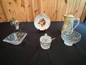 lot 204 image: VTG Crystal and Porcelain Home Decor Items