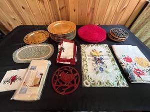 lot 208 image: Lenox Trivet & Assorted Home Kitchenware Collection