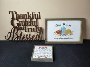 lot 210 image: Set of 3 Rustic Home Decor Signs - Grateful & Thankful Themes