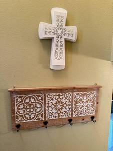lot 236 image: Decorative Wall Mount Washes White Cross and Hook Rack Set
