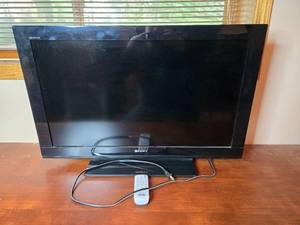 lot 253 image: Sony BRAVIA KDL-32BX420 32 LCD TV with Remote Control
