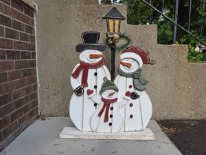 lot 257 image: Wooden Snowman Family Outdoor Decoration with Lamp Post