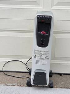 lot 266 image: DeLonghi EW6507L Portable Oil-Filled Radiator Heater