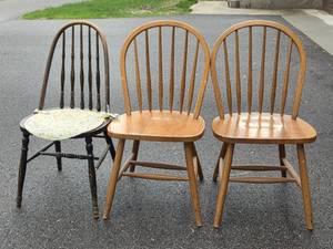 lot 268 image: Set of 3 Assorted Wooden Windsor Chairs