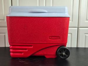 lot 273 image: Rubbermaid Wheeled Cooler with Lift-Up Lid
