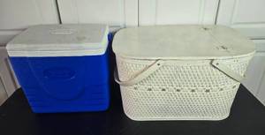 lot 274 image: Coleman Cooler and Hawkeye Picnic Basket Set