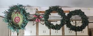 lot 276 image: Set of 3 Holiday Wreaths with Lights and Decorative Star