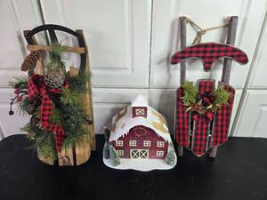 lot 298 image: Christmas Decor Set 2 Festive Sleds & Light-Up Barn