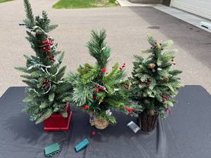 lot 309 image: Set of 3 Pre-Lit Miniature Artificial Christmas Trees with Berries and Pinecones
