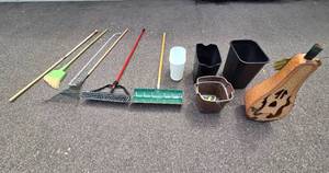 lot 314 image: Assorted Garden Tools and Decorative Outdoor Gourd