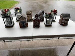 lot 319 image: Decorative Miniature Buildings and Lanterns, Holiday Decor