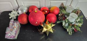 lot 334 image: Collection of Christmas Decorations and Ornaments