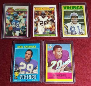 lot 32 image: (5) Vintage Vikings Cards - Legends