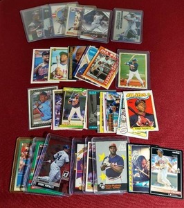 lot 99 image: (40) Kirby Puckett Cards