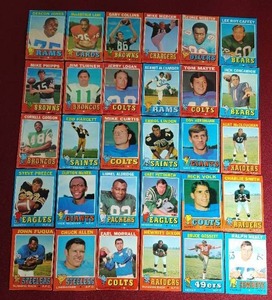 lot 154 image: (30) 1971 Topps Football Cards