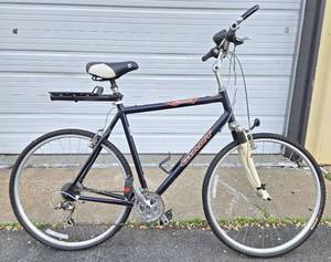 lot 126 image: Nice Large GIANT Innova Mens Bicycle