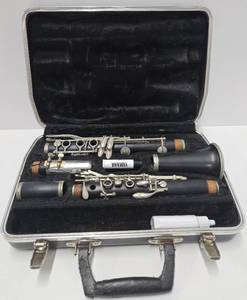 lot 120 image: Vintage SELMER Signet Special Clarinet wCase