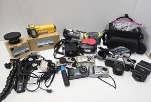 lot 123 image: Great Estate Lot of Assorted Underwater etc Cameras & Accessories