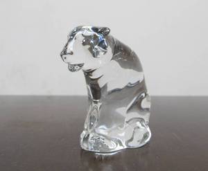 lot 157 image: Hand Signed STEUBEN Glass Bear