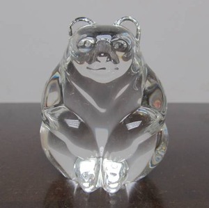 lot 165 image: Hand Signed STEUBEN Glass Bear