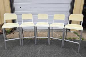 lot 129 image: Set of 5 EMECO Aluminum Bar Stool Chairs