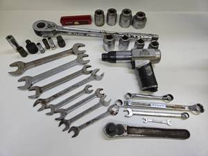 lot 148 image: Group of Assorted SNAP-ON & MAC Tools