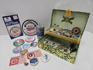 lot 322 image: Small Estate Lot of Assorted Vintage Jewelry & Small Collectibles