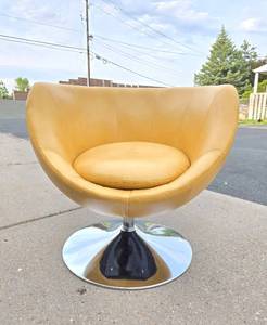 lot 304 image: Great Looking MCM Style Swivel Pod Chair in Excellent Condition