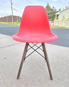 lot 305 image: Contemporary Herman Miller Style Side Chair