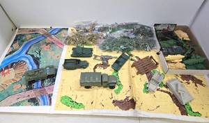 lot 226 image: LARGE Lot of Vintage Green Plastic Army Men