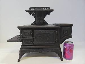 lot 241 image: Huge & Fantastic Antique Cast Iron DETROIT Toy Stove - Jewel Range Jr.