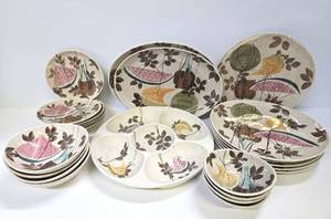 lot 243 image: Nice Mid Century RED WING Dinnerware Set - Tampico 