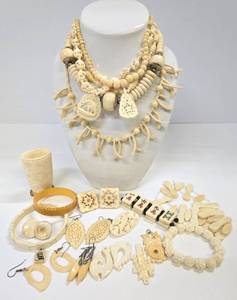 lot 248 image: Great Collection of Ethnic Carved Bone etc Jewelry