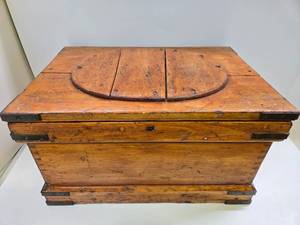 lot 261 image: Excellent Antique Dovetailed Carpenters Chest