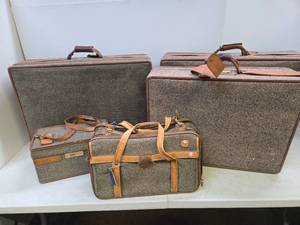 lot 366 image: Set of Quality Vintage HARTMANN Luggage