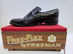 lot 370 image: Very Cool Vintage Shoe Store FREEMAN Shoes Advertising Free-Flex Store Display