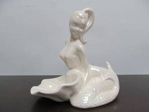 lot 417 image: Vintage Ceramic Mermaid Holding Shell Shaped Soap Dish