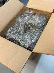 lot 9 image: 2 Dozen Test Tube Clamps