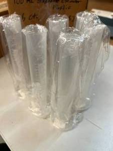 lot 28 image: 5 - Plastic Graduated Cylinders 100ml