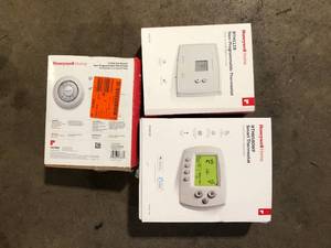 lot 32 image: Lot of Assorted Thermostat Various Models and Conditions   Customer Returns See Pictures