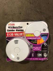 lot 39 image: Kidde 10-Year Worry-Free Smoke and Carbon Monoxide Detector, Battery Powered with Voice Alarm (2-Pack)   Customer Returns See Pictures