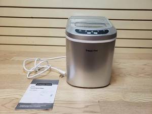 Magic Chef 27lb Countertop Ice Maker