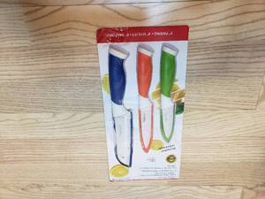 lot 48 image: New England Cutlery Ceramic Knife Set- Includes 3 knives and Blade Covers