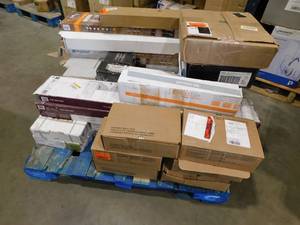 lot 561 image: Pallet Lot of Misc Flooring