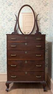 lot 15 image: Lovely Vintage Mirrored Mahogany Dresser
