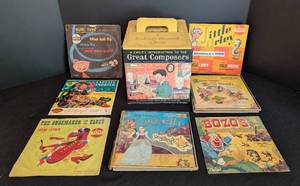 lot 136 image: Vintage Childrens 45s and Boxes Set