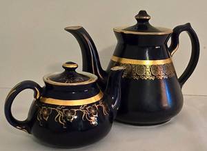 lot 100 image: Vintage Teapot Pair