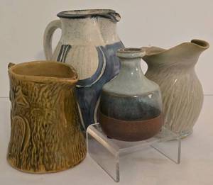 lot 204 image: Pretty Pottery Grouping