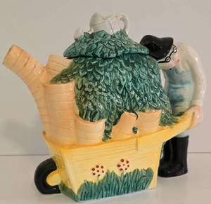 lot 282 image: Vintage Roy Simpson Teapot
