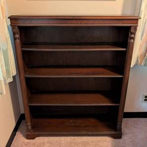 lot 47 image: Vintage Mahogany Bookshelf with Fluted Column Details